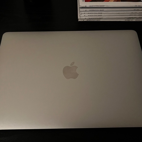 Silver 2018 MacBook Pro TouchBar i5 500GB - Picture 2 of 6